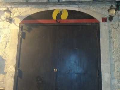 Sempre nel centro storico, in via Re Manfredi dal 2006 � attivo Le Chat Noir. Prende il nome dal celebre caff� letterario parigino, la cui atmosfera � qui riproposta grazie a un�ambientazione marcatamente boh�mien